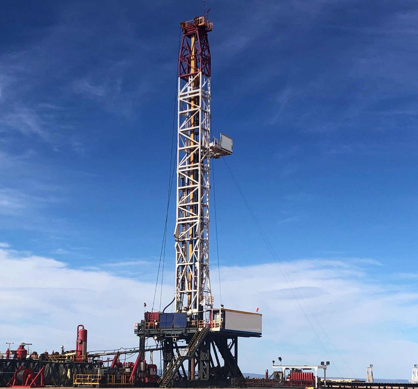 Torre de perforación en locación, cuenca neuquina